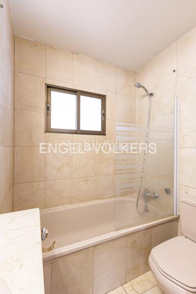 Foto 43b62a2e-0990-48db-8395-f0a38fd4f291. Casa amb calefacció aparcament piscina a San Juan Bautista Madrid