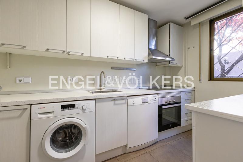 Foto 4553c508-404e-449f-b0a8-e04b03e17884. Casa amb calefacció aparcament piscina a San Juan Bautista Madrid