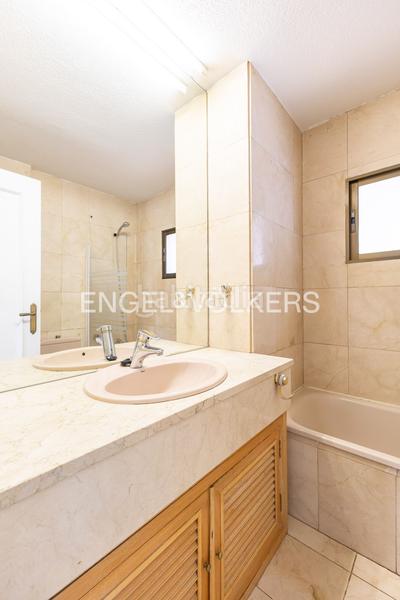 Foto c9b12985-a08e-4d58-abff-584fdbc9a473. Casa amb calefacció aparcament piscina a San Juan Bautista Madrid