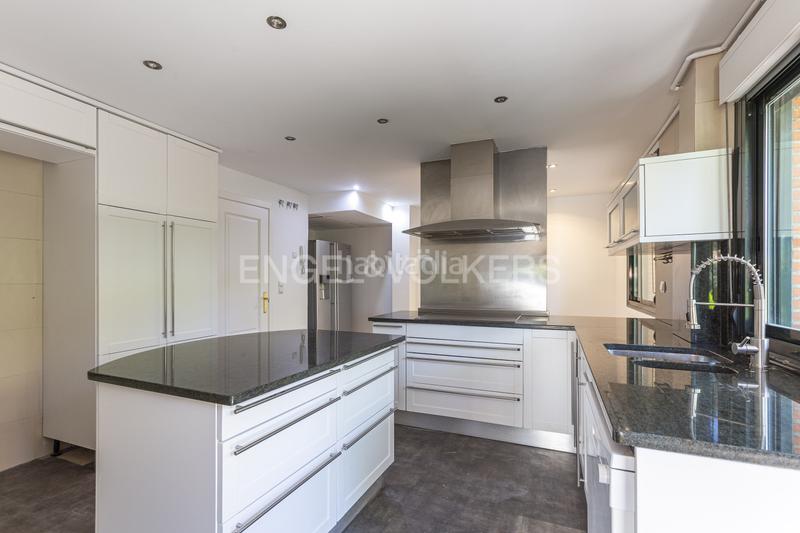 Foto 2232fd05-39fd-49a6-af4b-2c2b5a86db12. Alquiler casa adosada fantástica casa adosada en Encinar de los Reyes La Moraleja