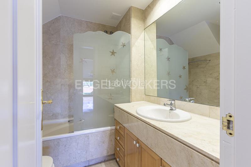 Foto 23aa1cc3-efe0-47af-b655-952999f87175. Lloguer casa adossada amb calefacció aparcament a La Moraleja