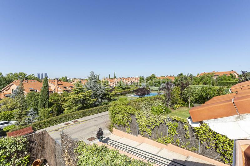 Foto 8968d6a6-0a1d-4509-b078-a277596fba3d. Lloguer casa adossada amb calefacció aparcament a La Moraleja