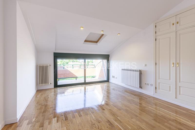 Foto 8c073d82-d256-4a6b-a8cd-046ef69fcadc. Lloguer casa adossada amb calefacció aparcament a La Moraleja