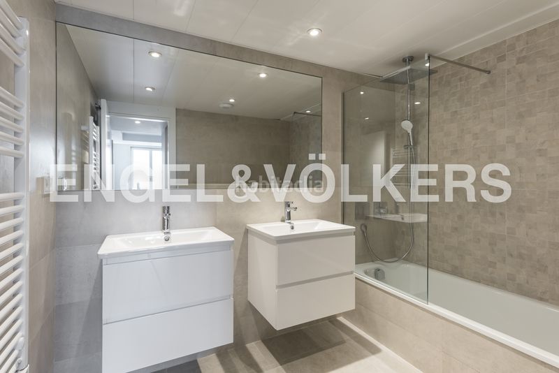 Foto 0ee6c6a6-2bb7-4de3-915d-67cb26f6293d. Apartament amb calefacció aparcament piscina a Universidad-Malasaña Madrid