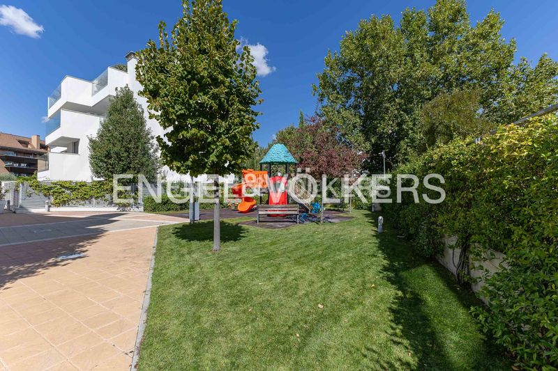 Foto 4253b837-7b6a-48a9-8ac4-189303de0ff9. Apartament amb calefacció aparcament piscina a Valdepastores-Las Encinas Boadilla del Monte