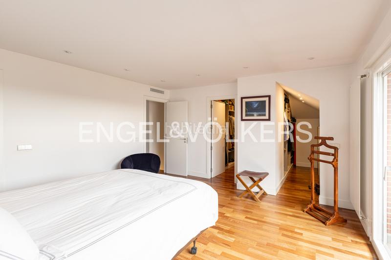 Foto 338606a0-c118-43f8-89bc-461d324d66e8. Duplex con riscaldamento parcheggio piscina in Monte el Pilar Majadahonda