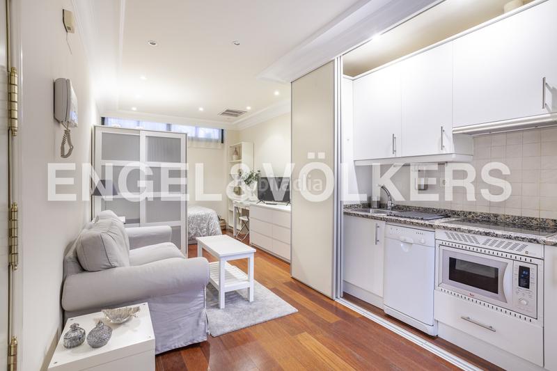 Foto cec51298-5bf6-48fc-93bc-03aa00005d08. Alquiler estudio  con patio privado en Almagro en Madrid