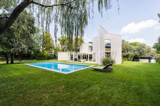 Miete Haus in Urbanización La Moraleja. Exclusiva casa independiente en la moraleja