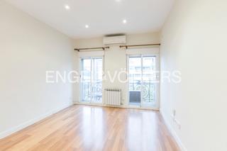 Apartament a Lista. Maravilloso piso exterior con cuatro balcones en lista.