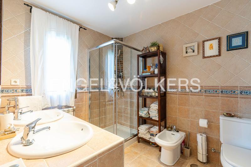 Foto 87c41b0f-68b9-4528-8277-5aff0ee9dd70. Casa magnífico chalet en jarabeltran en Pino Alto-Navarredonda Valdemorillo