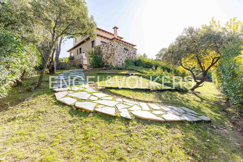 Foto d1cb660b-0ec6-4261-b9f5-0404224c5aa0. Casa magnífico chalet en jarabeltran en Pino Alto-Navarredonda Valdemorillo