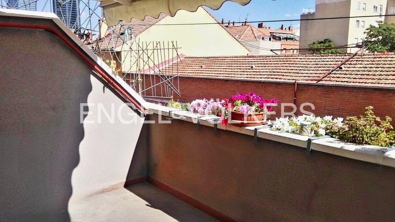 Foto 548ccd3e-5c42-487f-9f98-cd814f1c7d53. Alquiler apartamento ático con terraza en calle geranios en Madrid