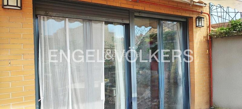 Foto 5ac993b1-05fe-458d-a1b7-c4b37aa8e7d9. Alquiler apartamento ático con terraza en calle geranios en Madrid
