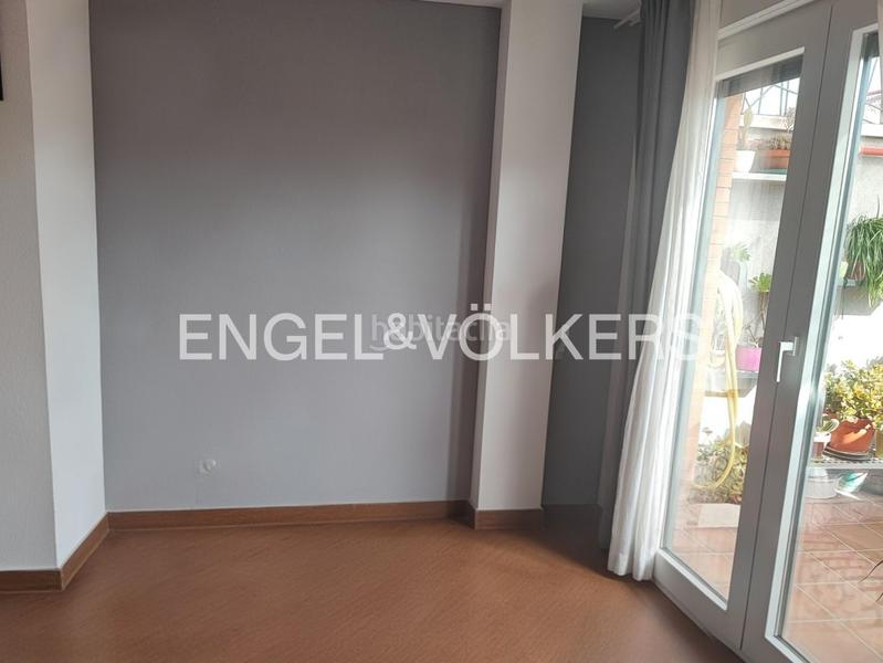 Foto 600dc5d1-1fbd-4418-a806-51d8a29e74c7. Alquiler apartamento ático con terraza en calle geranios en Madrid