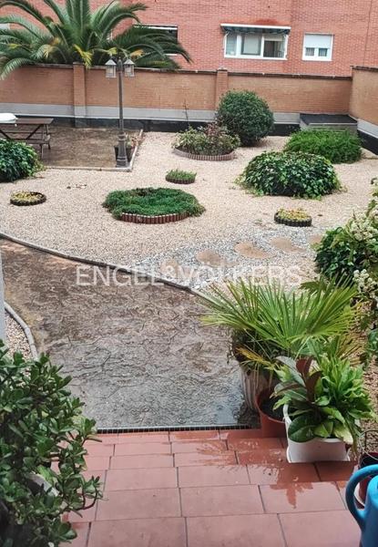 Foto a5aaee8d-1711-4ae3-b000-4a8dc710ff38. Alquiler apartamento ático con terraza en calle geranios en Madrid