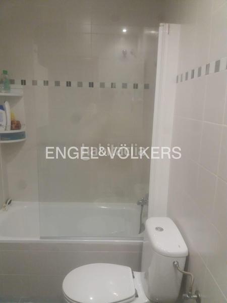 Foto f31f21cb-d44f-4273-a46d-0400a3c1a7e8. Alquiler apartamento ático con terraza en calle geranios en Madrid