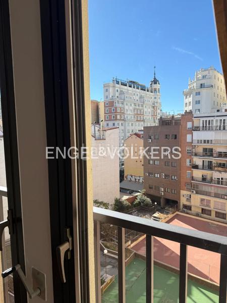 Foto 5cebd0b2-6e73-4d3b-a7bc-3ba2caa1f8a2. Alquiler apartamento amplio apartamento de 1 dormitorio sin amueblar en conde duque en Madrid