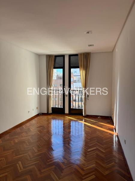Foto 6e6bcbfe-7abb-482a-ab65-6f78dac2f899. Alquiler apartamento amplio apartamento de 1 dormitorio sin amueblar en conde duque en Madrid
