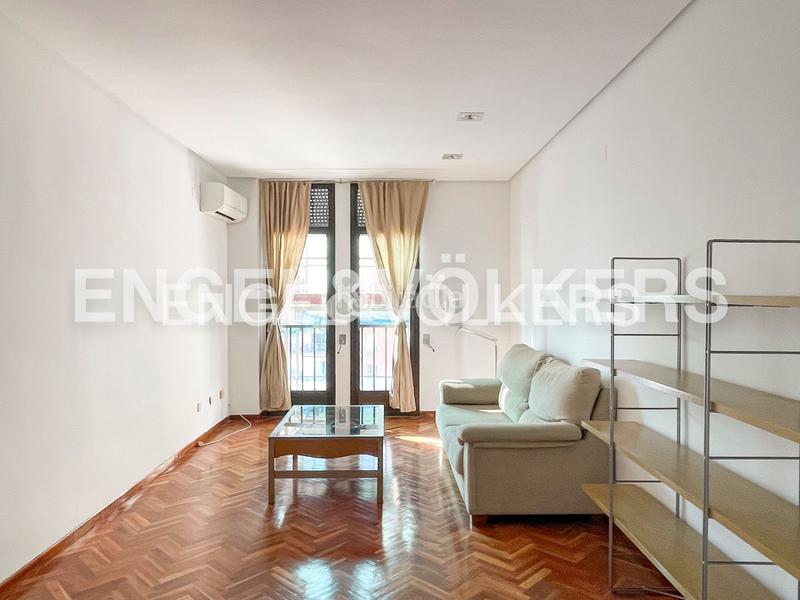 Foto c9537ef2-4e44-4187-9857-db38de16187f. Alquiler apartamento amplio apartamento de 1 dormitorio sin amueblar en conde duque en Madrid
