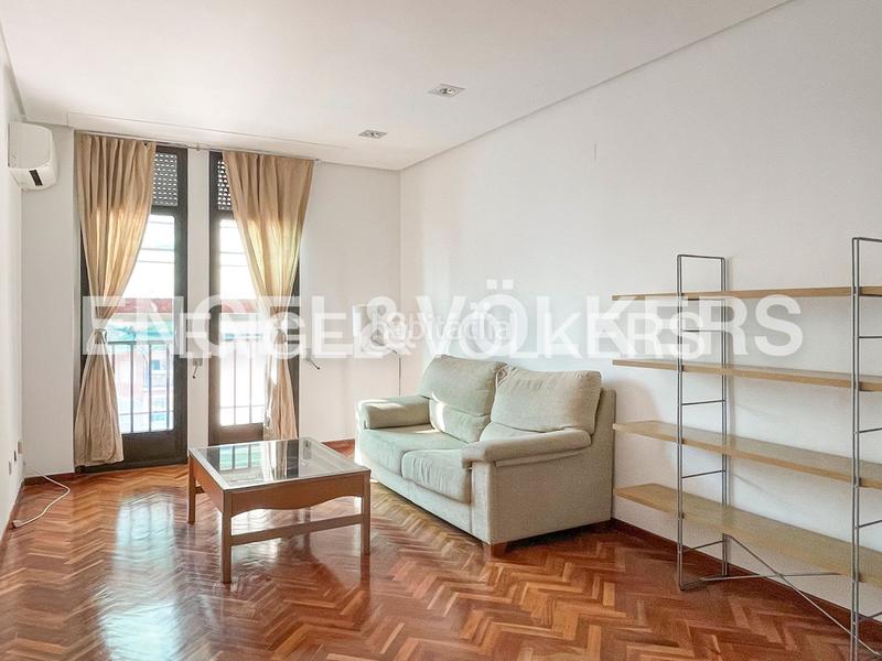 Foto d07bd9ad-59bf-4a66-93d1-db823aa749b4. Alquiler apartamento amplio apartamento de 1 dormitorio sin amueblar en conde duque en Madrid
