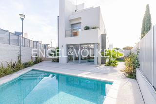 Reihenhaus in Norte. Pareado de diseño con piscina propia en pozuelo de alarcón