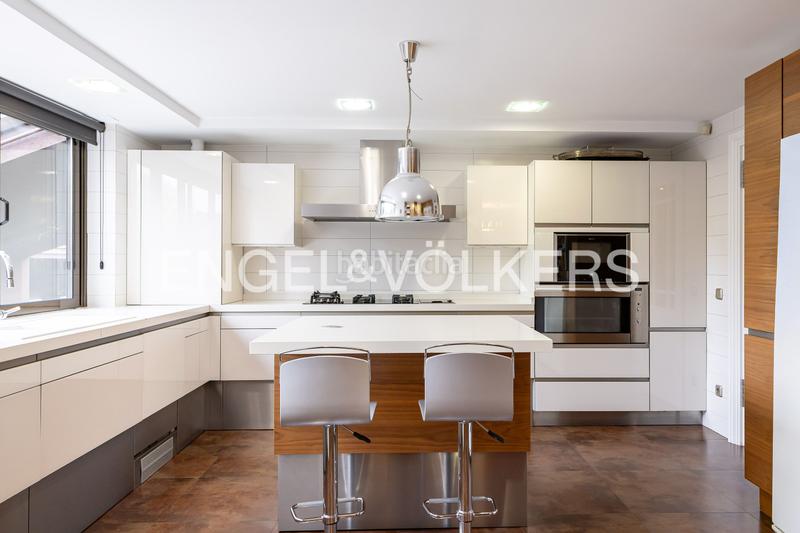 Foto 2a8c78bb-6a2a-4ae1-89bd-2b5f2902cd61. Duplex con riscaldamento parcheggio piscina in el soto de La Moraleja La Moraleja