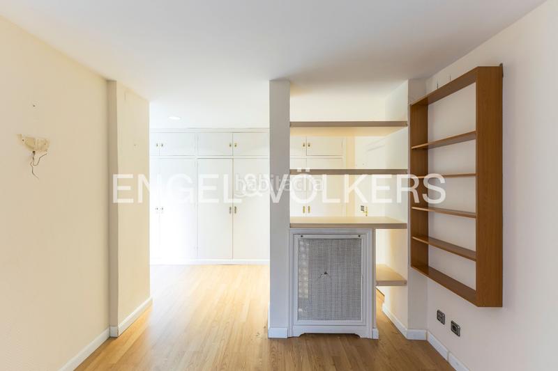 Foto b8ac2dda-7399-41f2-890e-bc9667d7c998. Alquiler apartamento piso luminoso en Nueva España distrito chamartín. en Madrid