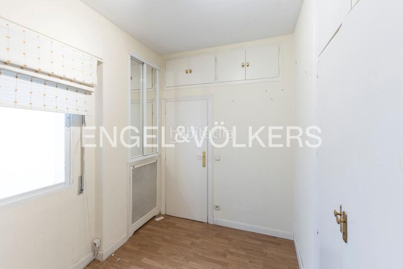 Foto f13f78af-abe7-42ec-90f5-25062f0cf352. Alquiler apartamento piso luminoso en Nueva España distrito chamartín. en Madrid