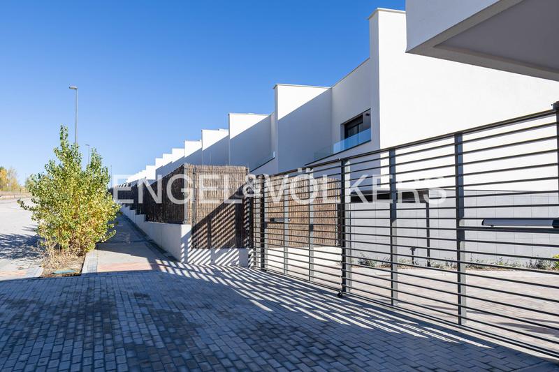 Foto 65d15898-8ffe-40f1-8d34-16157ab5f599. Haus mit heizung parking pool in primera fase-nuevo Tres Cantos Tres Cantos