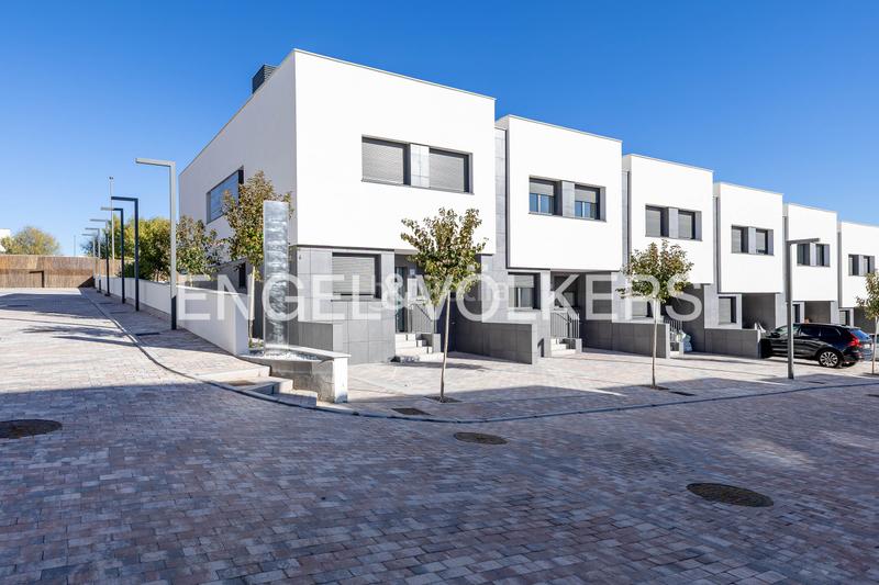 Foto 7ec9df50-41fa-4cf9-89f9-d645464844f2. Haus mit heizung parking pool in primera fase-nuevo Tres Cantos Tres Cantos