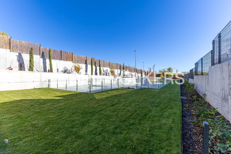 Foto 87739139-5da1-41a3-85b8-5cbd9ffc09f8. Haus mit heizung parking pool in primera fase-nuevo Tres Cantos Tres Cantos