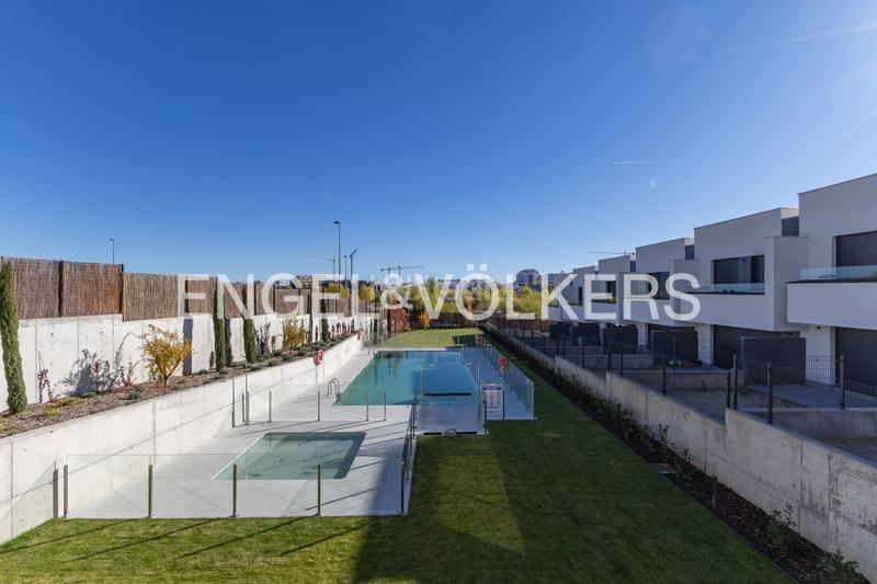 Foto 994694c3-aab5-445f-93e0-007c8154db26. Haus mit heizung parking pool in primera fase-nuevo Tres Cantos Tres Cantos