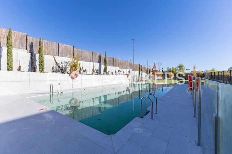 Foto af512bec-1f73-4e74-9cb2-ce580776a483. Haus mit heizung parking pool in primera fase-nuevo Tres Cantos Tres Cantos