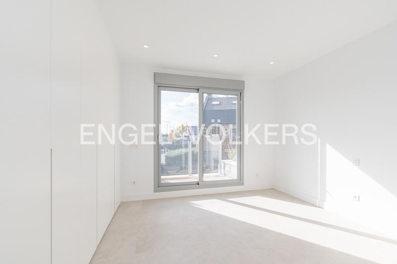 Foto 29123624-1cab-4277-856d-dc3af57383ca. Casa adossada amb calefacció aparcament piscina a Pozuelo de Alarcón