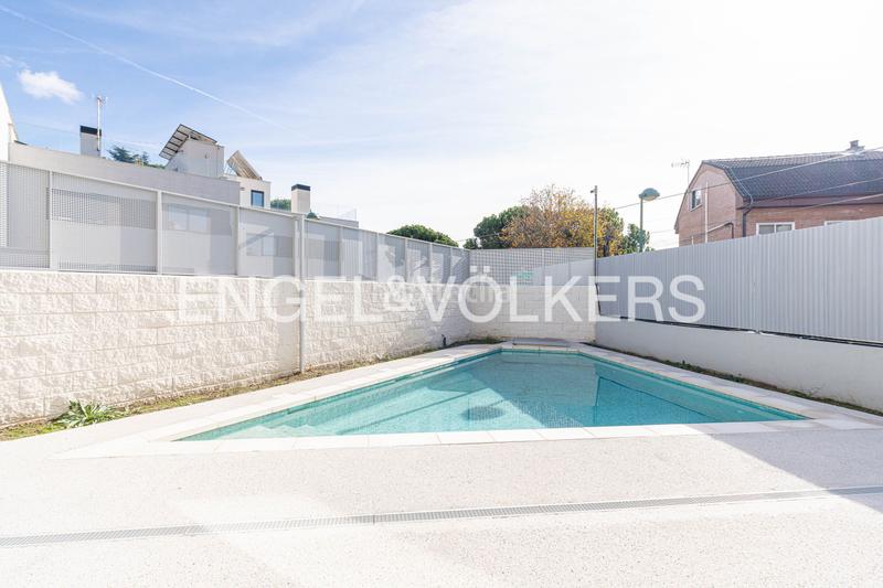 Foto 5a4c1440-d3e5-44cb-be93-2faeac146971. Casa adossada amb calefacció aparcament piscina a Pozuelo de Alarcón