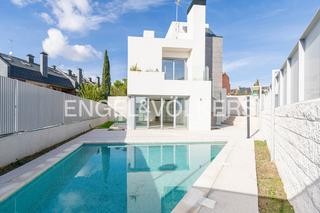 Maison jumelée à Norte. Pareado de diseño con piscina propia en pozuelo de alarcón