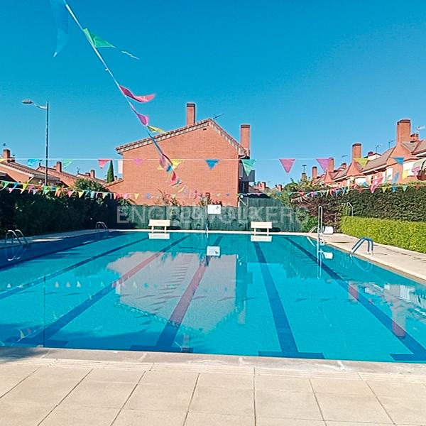 Foto 47492679-a517-4551-9436-d5235a3e9921. Maison jumelée avec chauffage parking dans Sector 3 Getafe