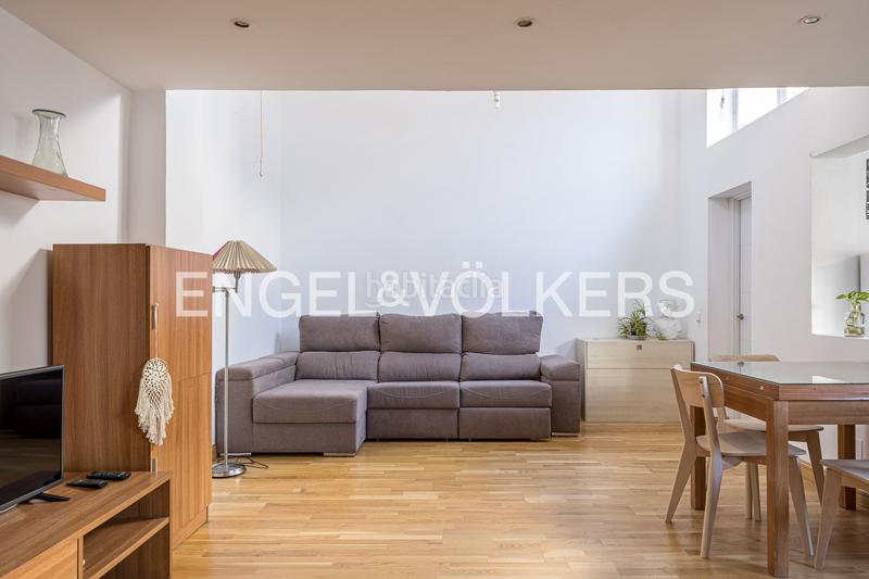 Foto 81fff3bf-135a-4c4e-a36f-9366169c40ab. Alquiler ático  duplex con terraza en malasaña en alquiler en Madrid