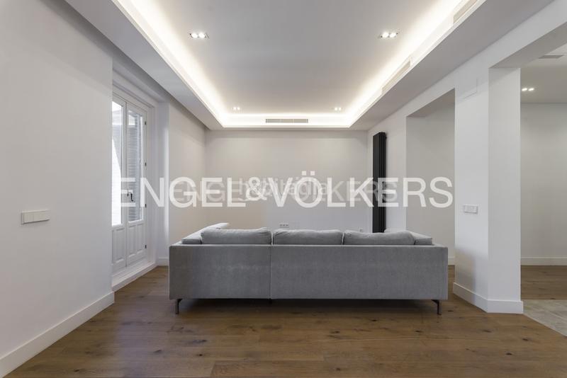 Foto 09a6e09b-36fd-47f8-9d6b-c0207281b1ba. Alquiler apartamento espectacular piso en el corazón de cortes en Madrid