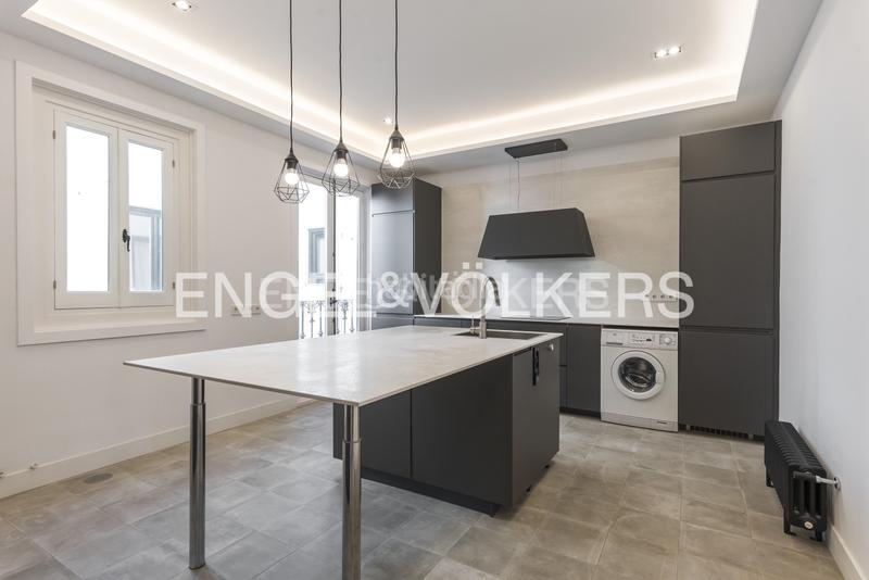 Foto 30418598-677d-4870-bd6f-ecb6be2f59a9. Alquiler apartamento espectacular piso en el corazón de cortes en Madrid