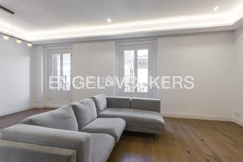Foto 40d64389-5685-49a9-9723-280a31c391ed. Alquiler apartamento espectacular piso en el corazón de cortes en Madrid