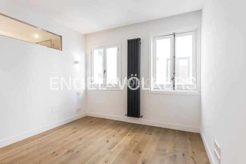 Foto b93aa8ab-28b8-43b9-8605-88a74b13be9c. Alquiler apartamento espectacular piso en el corazón de cortes en Madrid