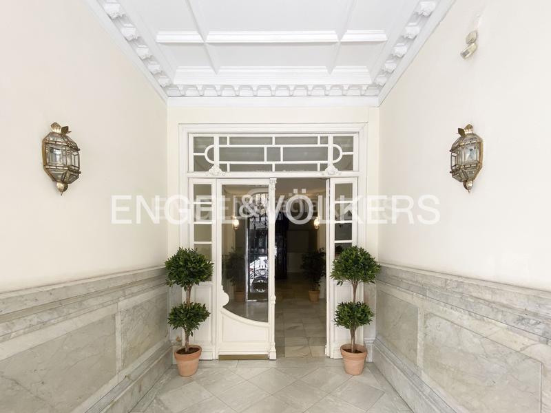 Foto cbbb975b-dcb6-4db1-b623-f2db20c09ecc. Alquiler apartamento espectacular piso en el corazón de cortes en Madrid