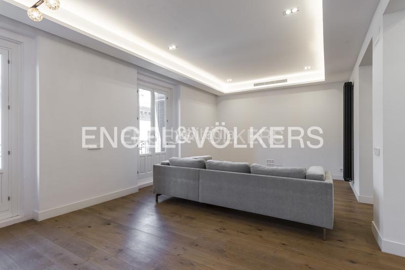 Foto d15eaf78-8db6-49ee-ae67-c0fdf14d7565. Alquiler apartamento espectacular piso en el corazón de cortes en Madrid