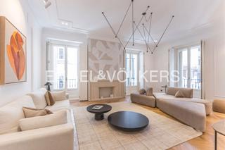 Apartament a Justicia-Chueca. Impresionante piso exterior de lujo con nueve balcones en justic