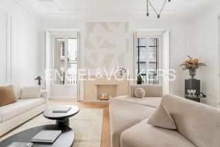 Apartament a Justicia-Chueca. Impresionante piso exterior de lujo con nueve balcones en justic