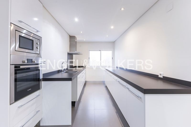 Foto 00bd4969-848e-40fd-9171-8d23a1227e51. Piso amplio piso exterior con terraza para actualizar en Almagro en Madrid
