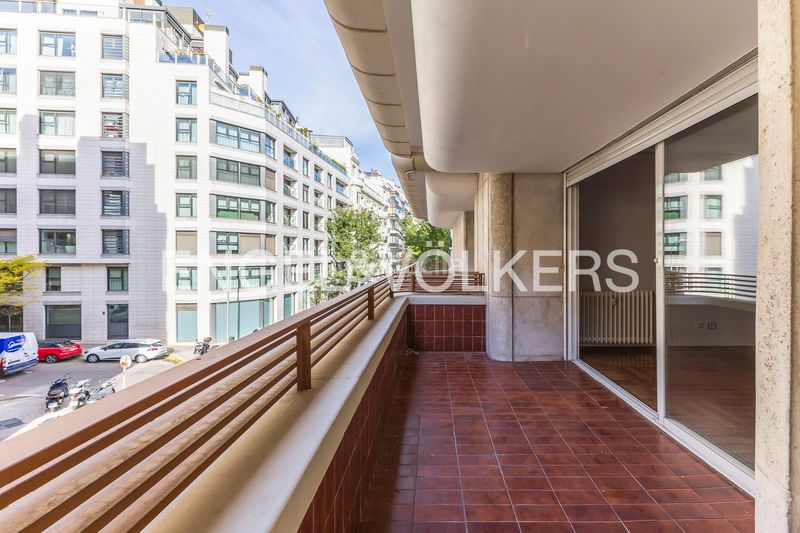 Foto 04d04d61-c3bb-46d8-b66e-66fd11bc6b84. Piso amplio piso exterior con terraza para actualizar en Almagro en Madrid