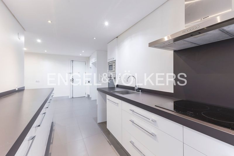 Foto 0b2199b4-2839-4ba2-a415-2e001d6b5bd4. Piso amplio piso exterior con terraza para actualizar en Almagro en Madrid