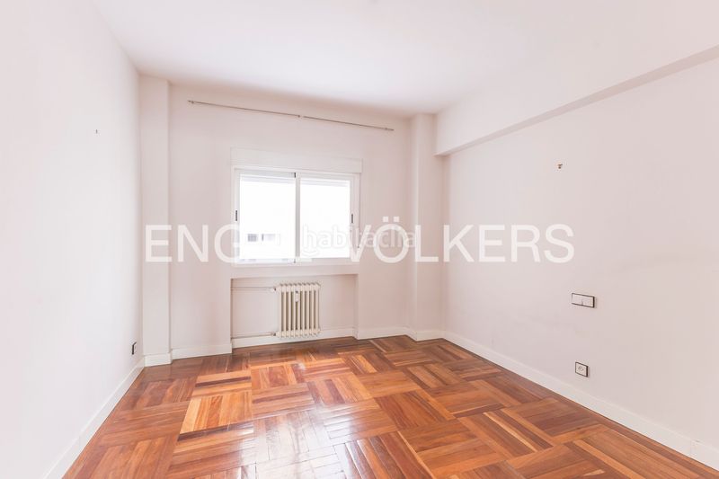 Foto 1376b1e0-d82c-4c82-9830-d8eb71717586. Piso amplio piso exterior con terraza para actualizar en Almagro en Madrid